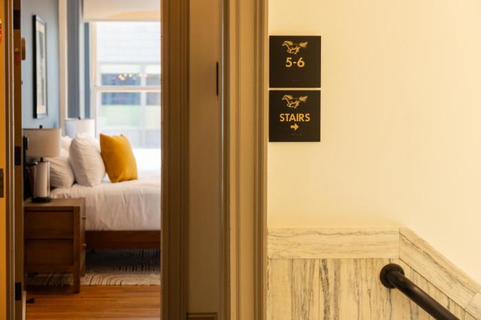 the courier hotel