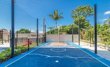 condominium w pool 450 m fr the sea and 650 m fr beto carrero world lavs