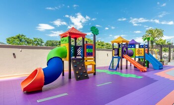 condominium w pool 450 m fr the sea and 650 m fr beto carrero world lavs