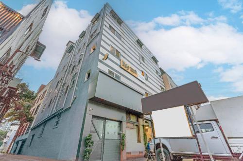 itsy hotels sri nidhi executive