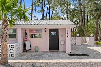 the pink flamingo boutique motel