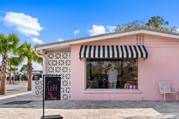 the pink flamingo boutique motel