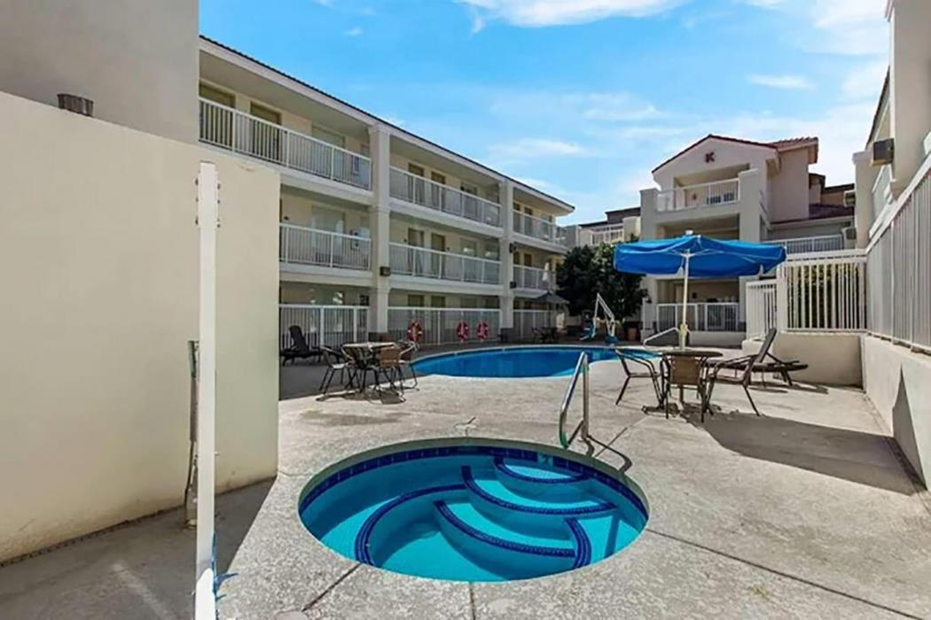 Howard Johnson By Wyndham Tempe University/Phoenix,,2 star