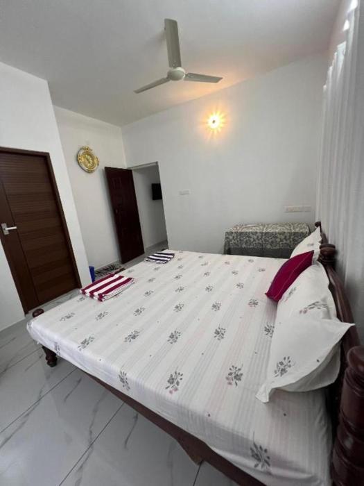 little chandhana guest house