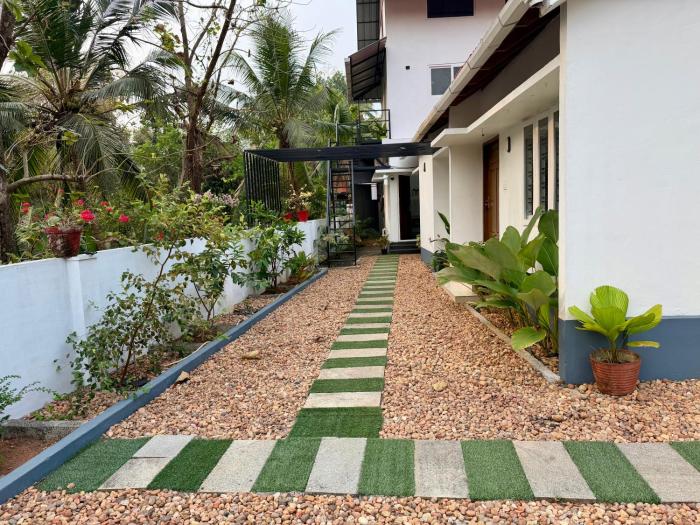 little chandhana guest house