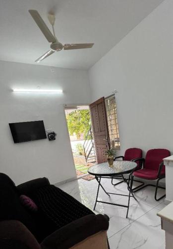 little chandhana guest house