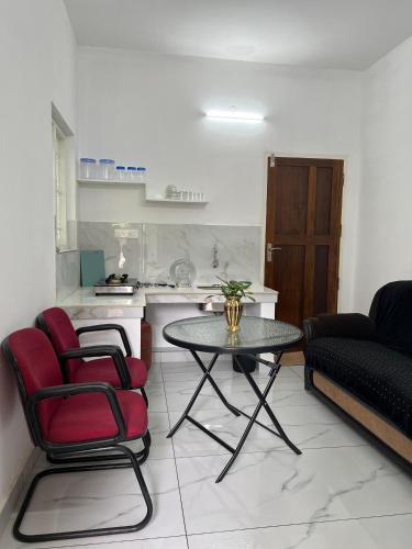 little chandhana guest house