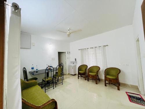 little chandhana guest house