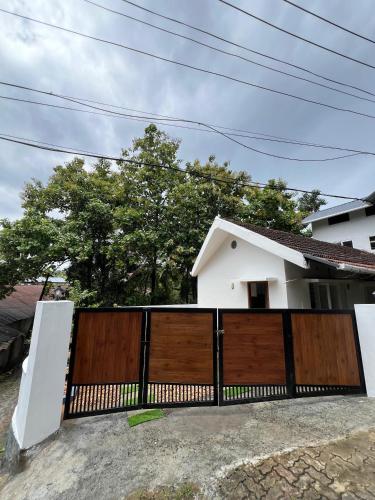 little chandhana guest house