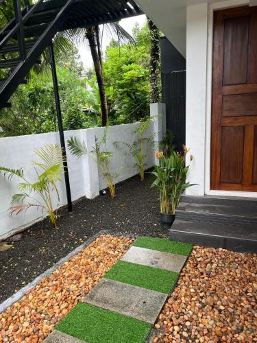 little chandhana guest house