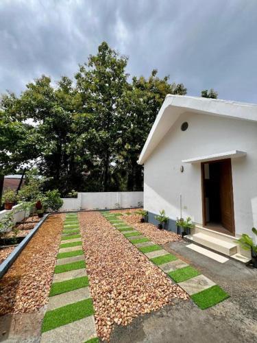 little chandhana guest house
