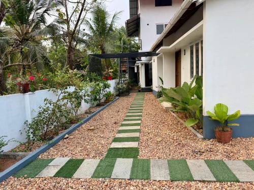 little chandhana guest house