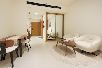 studio in trillionaire private jacuzzi