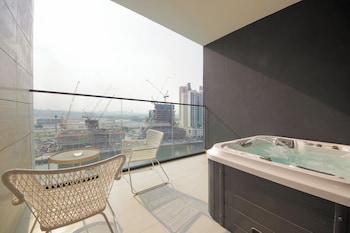 studio in trillionaire private jacuzzi