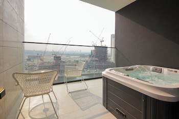 studio in trillionaire private jacuzzi