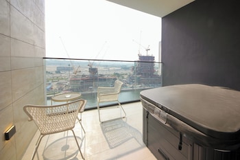 studio in trillionaire private jacuzzi