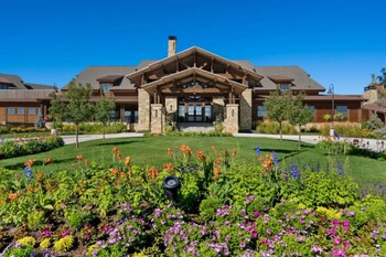 berthoud basecamp private hot tub and backyard oasis