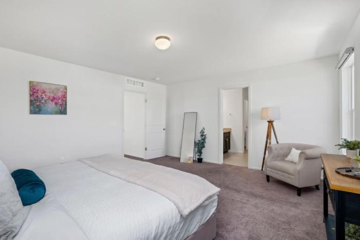 pelican landing modern 3bd in lakes at centerra