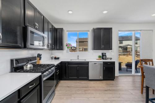 pelican landing modern 3bd in lakes at centerra