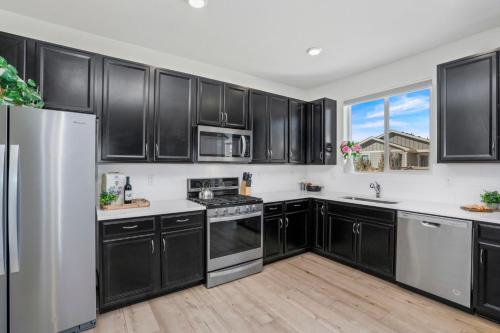pelican landing modern 3bd in lakes at centerra