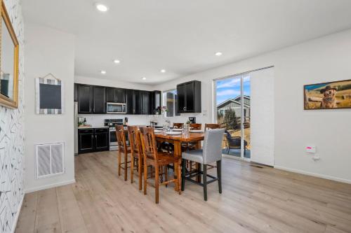pelican landing modern 3bd in lakes at centerra