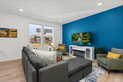 pelican landing modern 3bd in lakes at centerra