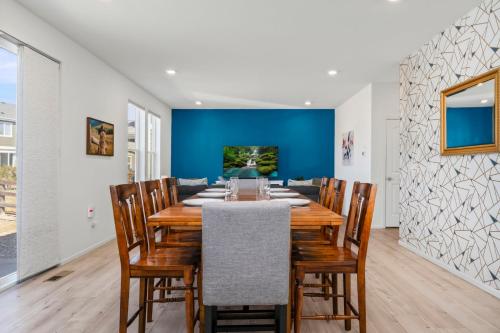 pelican landing modern 3bd in lakes at centerra