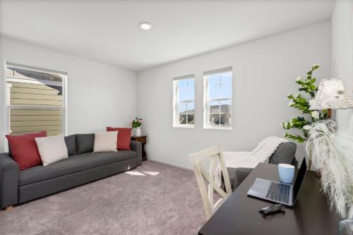 pelican landing modern 3bd in lakes at centerra