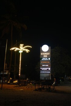 everest inn chakan