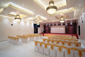 everest inn chakan