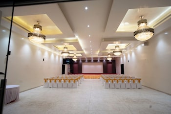 everest inn chakan