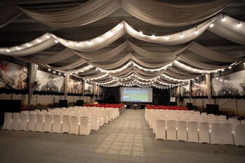 everest inn chakan