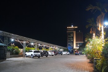everest inn chakan