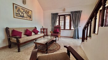 Scarlet's Inn,,2 star