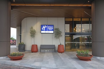 holiday inn express and suites monterrey sendero