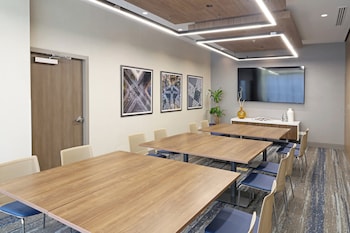 holiday inn express and suites monterrey sendero