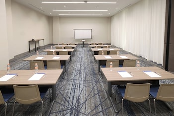 holiday inn express and suites monterrey sendero