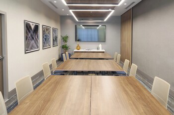 holiday inn express and suites monterrey sendero