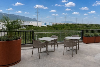 holiday inn express and suites monterrey sendero