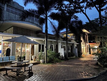 Alejandro's Suites & Venue,,3 star
