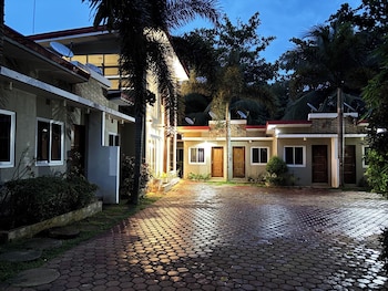 Alejandro's Suites & Venue,,3 star
