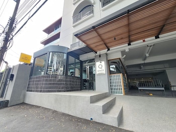 q space sathorn narathiwas 18