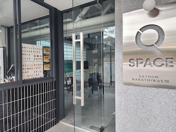 q space sathorn narathiwas 18