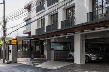 q space sathorn narathiwas 18