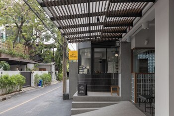 q space sathorn narathiwas 18