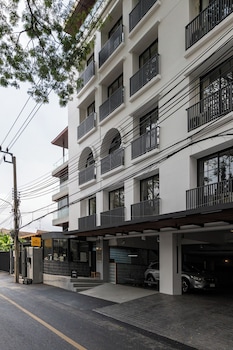 q space sathorn narathiwas 18
