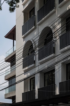 q space sathorn narathiwas 18