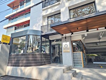 q space sathorn narathiwas 18