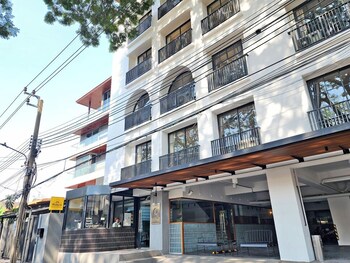 q space sathorn narathiwas 18