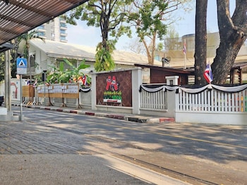 q space sathorn narathiwas 18